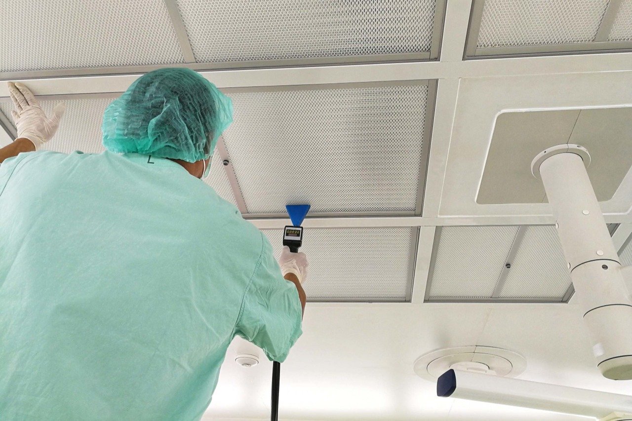 Técnico AZVIR midiendo integridad de filtro HEPA en área médica